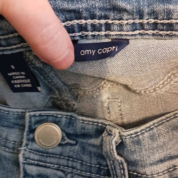 Bandolino Capris with Floral Embroidery EUC - Picture 8 of 8